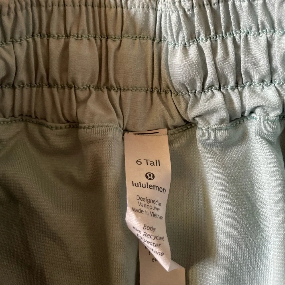 Lululemon Shorts Womens 6 Green Gym Athletic Activewear Running Sportswear